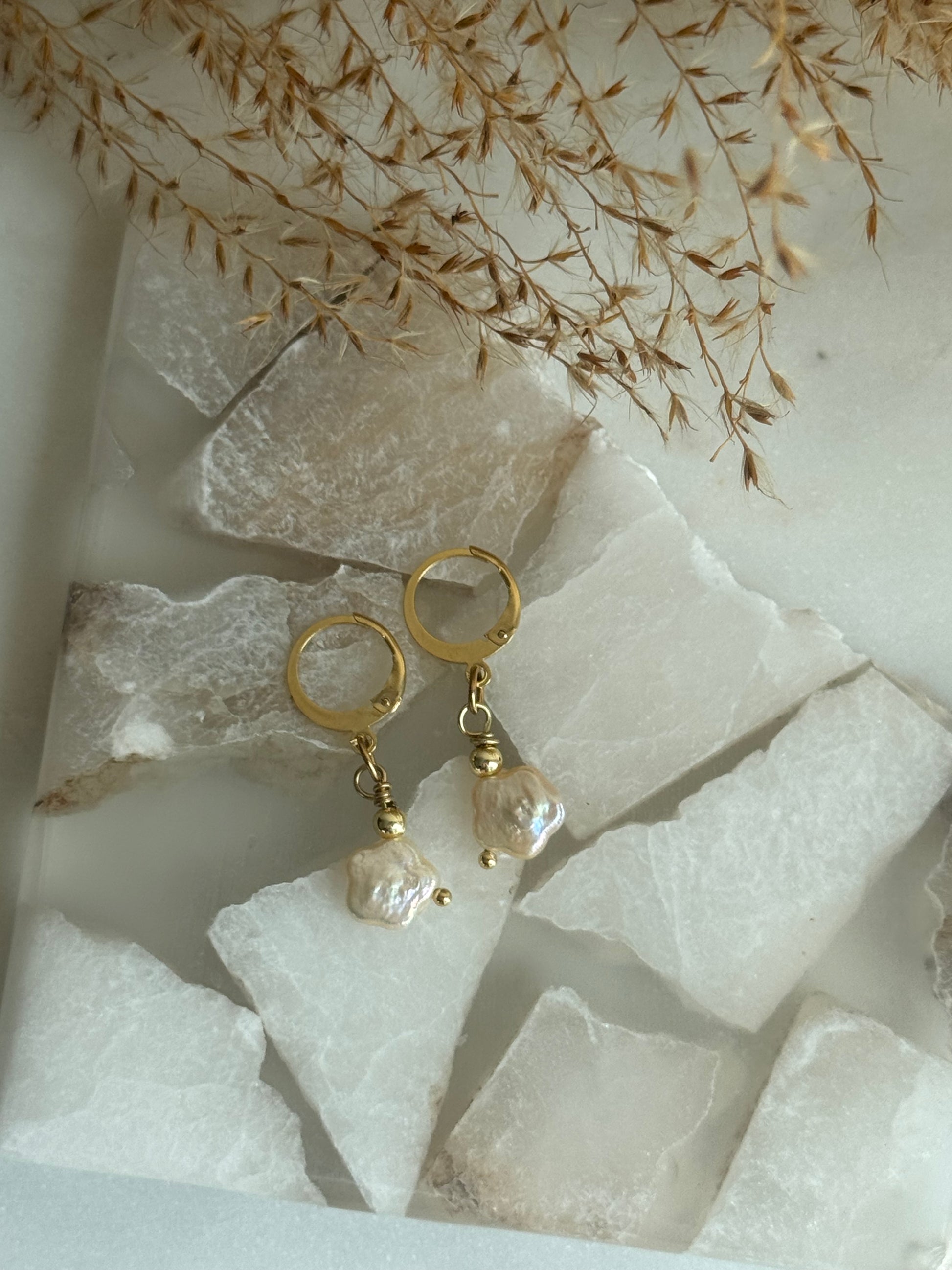 Madre Perlas Earrings Hoops