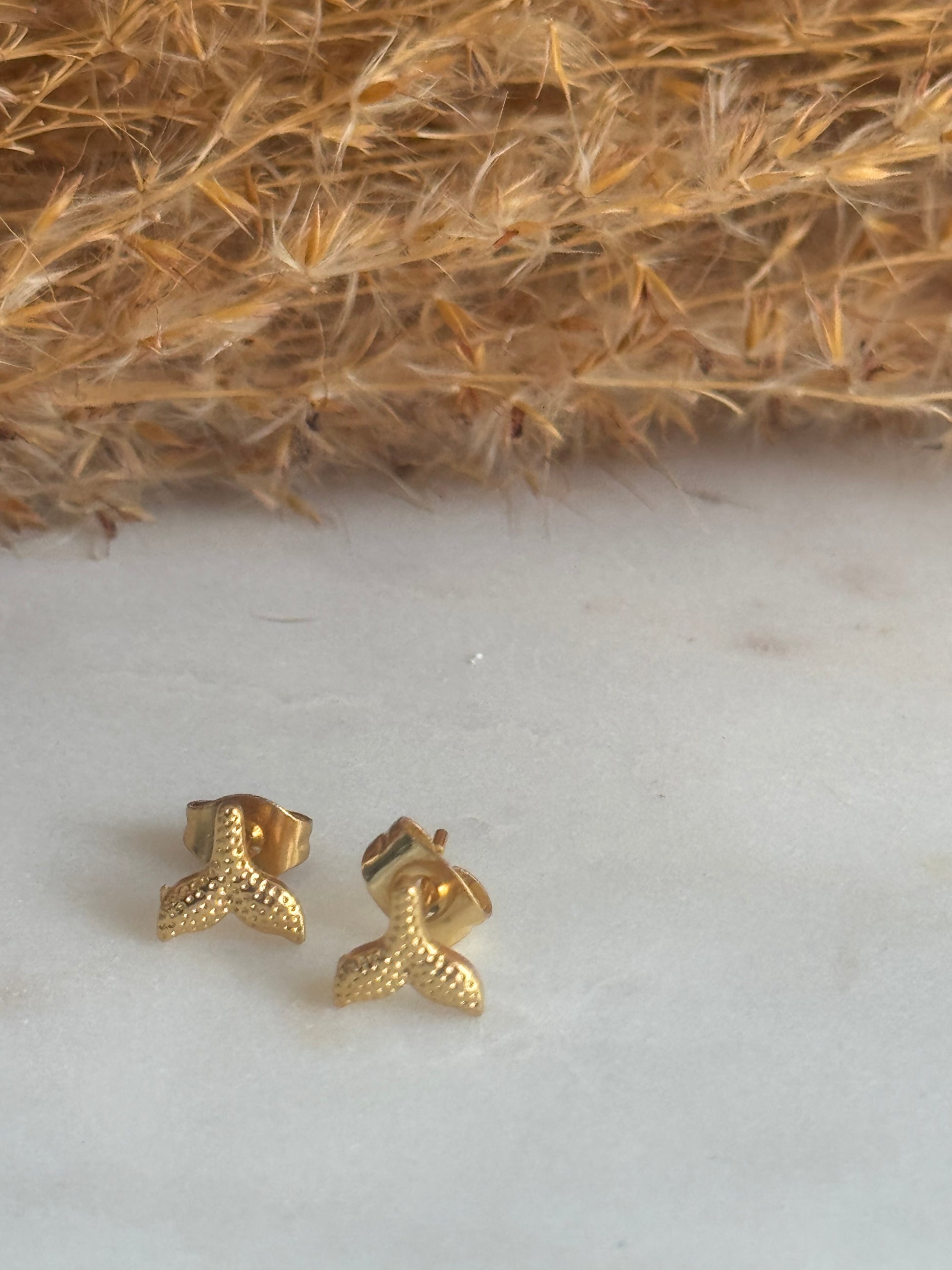 Colita de Ballena Studs Earrings
