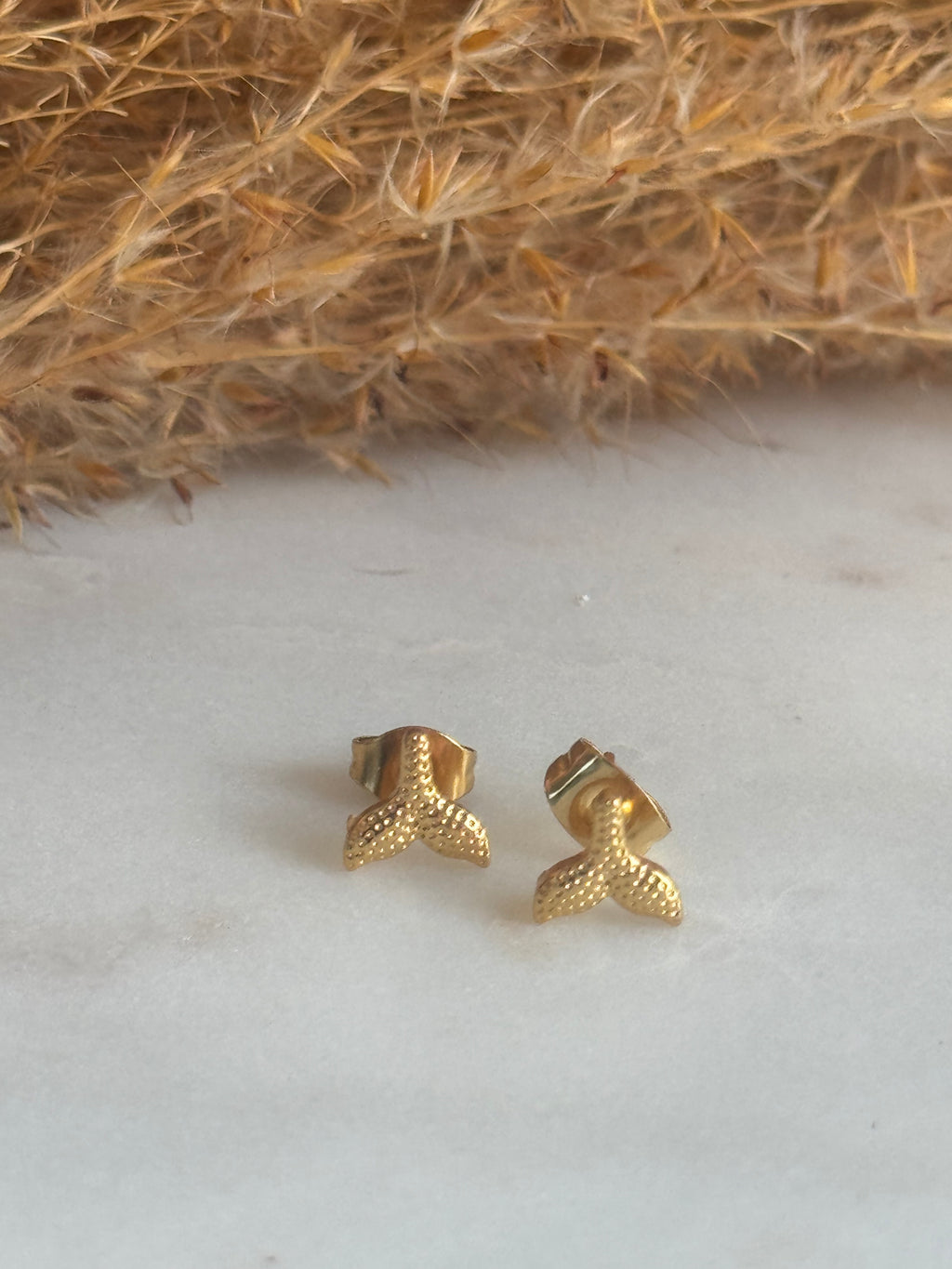 Colita de Ballena Studs Earrings