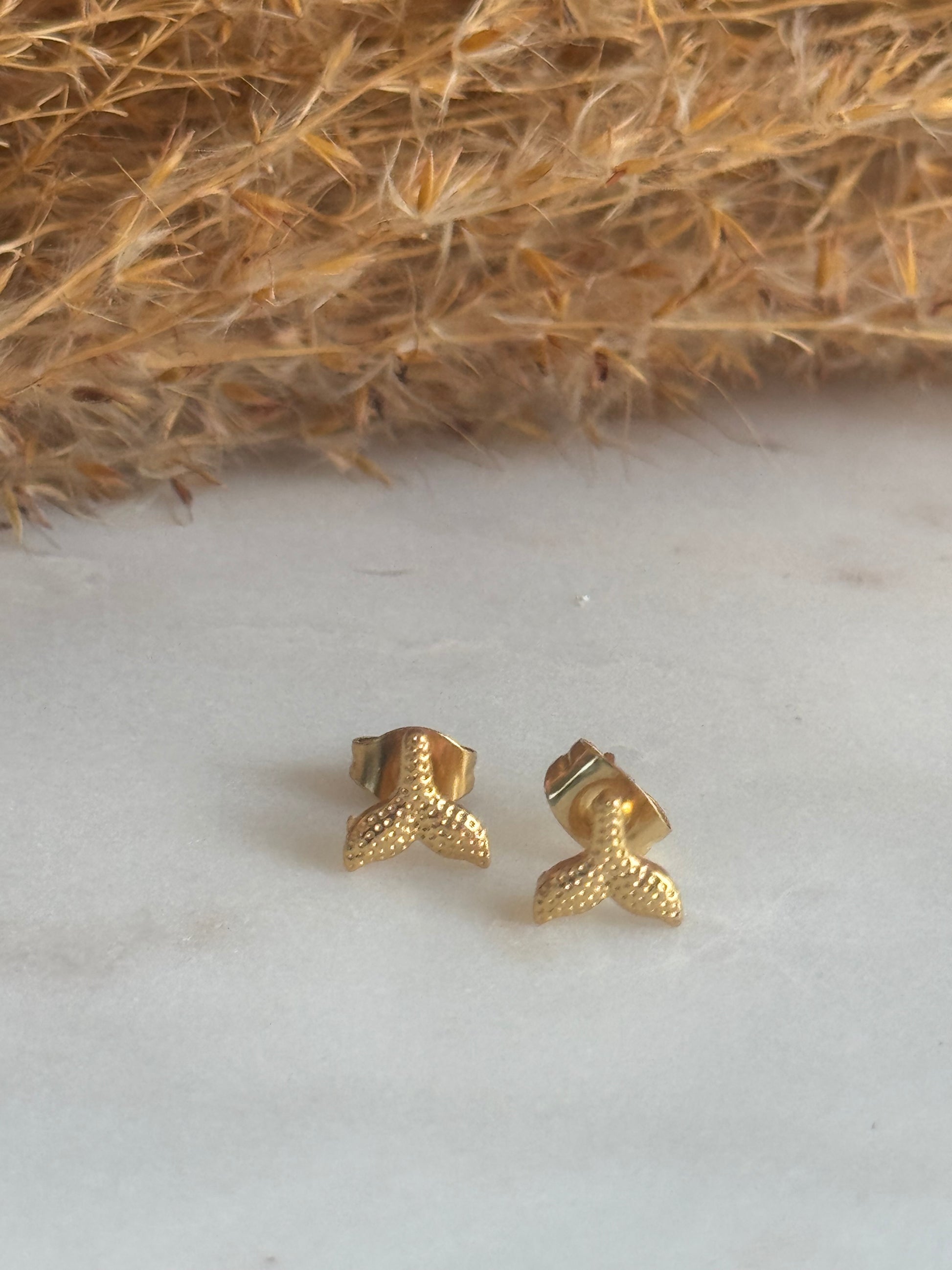 Colita de Ballena Studs Earrings