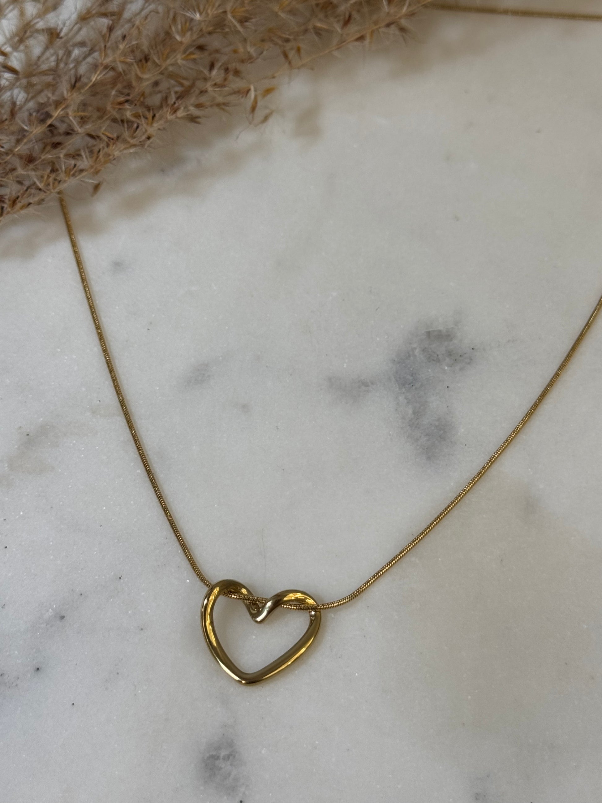 Corazón Delicate Heart Necklace